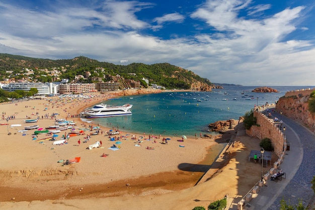 Luftaufnahme des strandes gran platja und der bucht badia de tossa in tossa de mar an der costa brava katalonien...