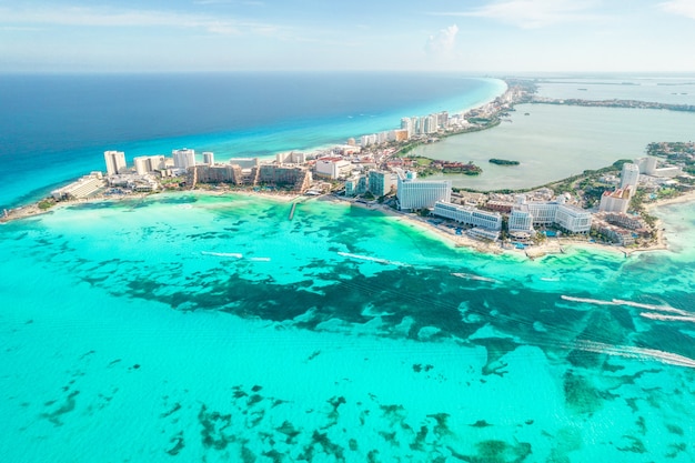 Luftaufnahme des Strandes von Cancun in der mexikanischen Karibikküstenlandschaft auf der Halbinsel Yucatan