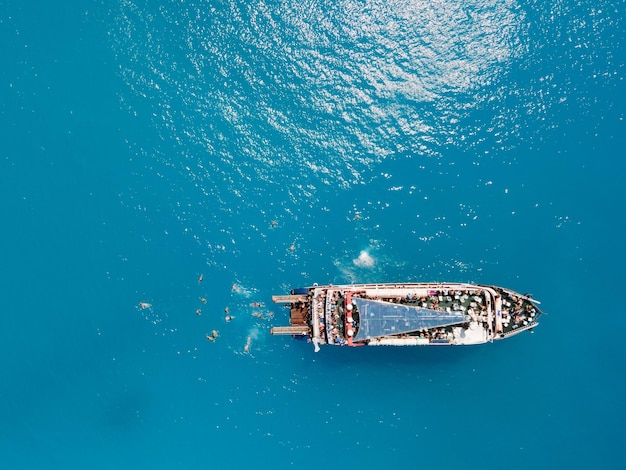 Luftaufnahme des Strandes von Porto Katsiki mit Kreuzfahrtschiffen, die Spaß beim Schwimmen haben und springen Griechenland Sommerurlaub