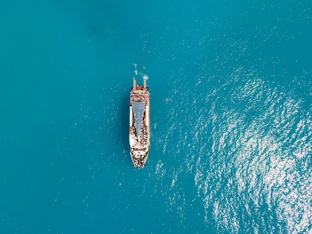 Luftaufnahme des Strandes von Porto Katsiki mit Kreuzfahrtschiffen, die Spaß haben