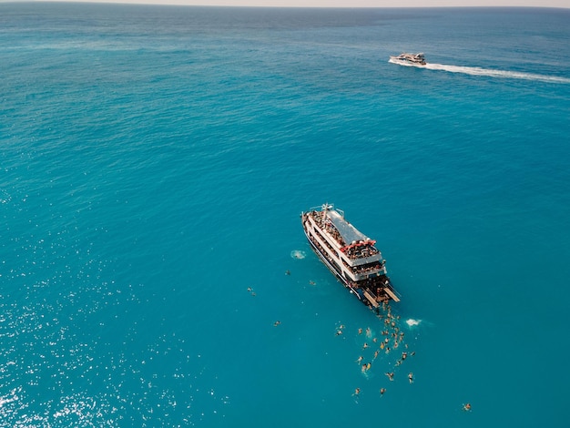 Luftaufnahme des Strandes von Porto Katsiki mit Kreuzfahrtschiffen, die Spaß haben