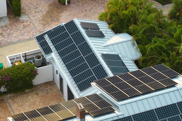 Luftaufnahme des teuren amerikanischen Hausdachs mit blauen Solarmodulen zur Erzeugung sauberer ökologischer elektrischer Energie Investition in erneuerbaren Strom für Alterseinkommen