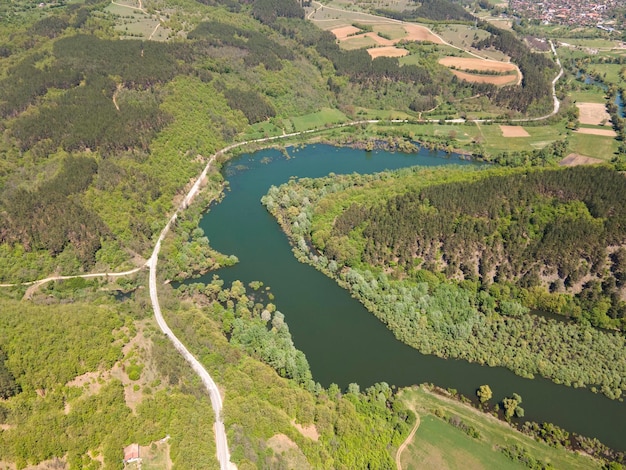 Foto luftaufnahme des topolnitsa-stausee in bulgarien