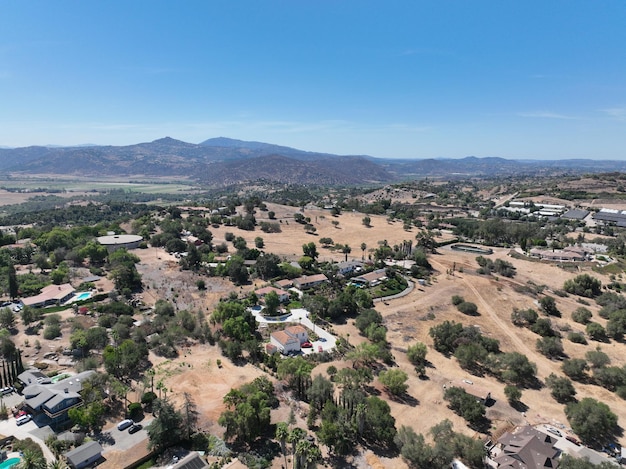 Luftaufnahme des trockenen Tals und des Landes mit Häusern und Scheune in Escondido, San Diego, Kalifornien