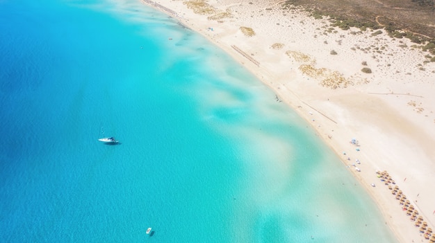 Luftaufnahme des tropischen Meeres und des Strandes von Simos, Insel Elafonisos, Peloponnes, Griechenland