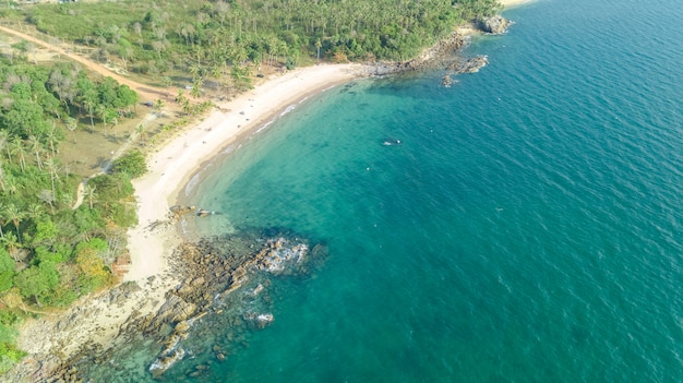 Luftaufnahme des tropischen Strandes von oben, Meer, Sand und Palmen Inselstrandlandschaft, Thailand