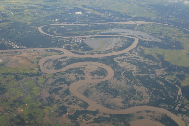 Luftaufnahme des Überschwemmungsgebiets im Nordosten von Thailand Blick aus dem Flugzeugfenster am Morgen