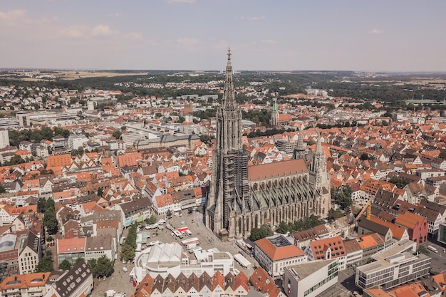 Luftaufnahme des Ulmer Münsters bei Tag