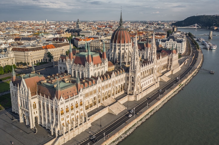 Foto luftaufnahme des ungarischen parlaments in budapest
