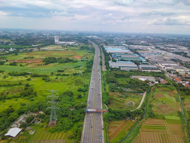 Foto luftaufnahme des verkehrs auf der mautstraße jakarta merak zwischen plantagenfeldern und den cikupa-mas