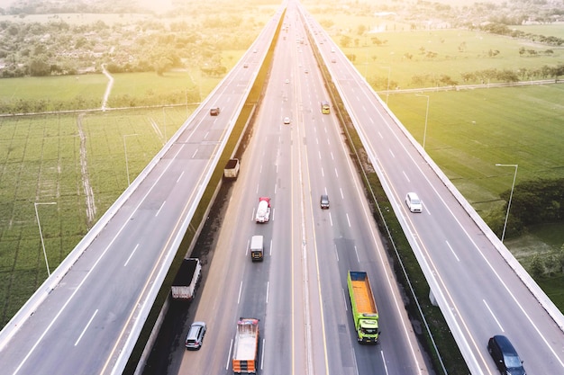 Luftaufnahme des Verkehrs auf Hochstraße und Mautstraße