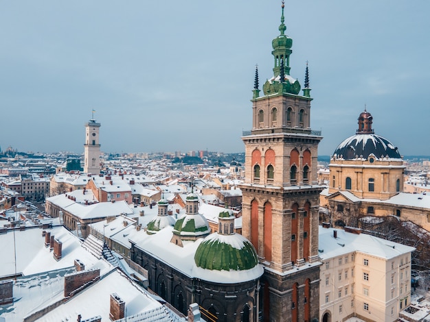 Luftaufnahme des verschneiten Lviv-Center-Kopienraums