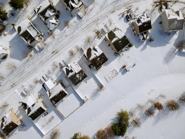 Luftaufnahme des verschneiten Wintertages mit Hausdächern, die mit weißem Schnee bedeckt sind