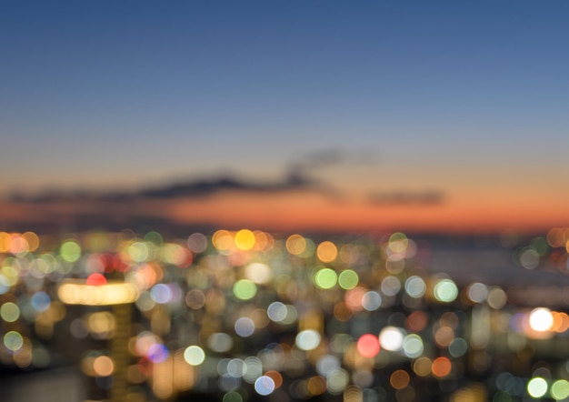 Luftaufnahme des verschwommenen Bokeh-Stadtbildes bei Sonnenuntergang