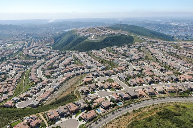 Luftaufnahme des Viertels der oberen Mittelklasse mit großen Villen rund um den Double Peak Park in San Marcos