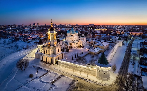 Luftaufnahme des Vysotskiy-Klosters in der Abenddämmerung in Serpukhov