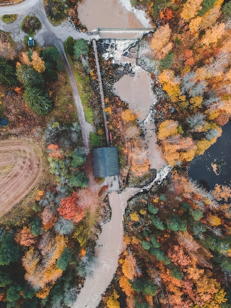 Luftaufnahme des Wasserfalls, der Stromschnellen und der alten Mühle. Foto von einer Drohne genommen. Finnland, Pornainen.
