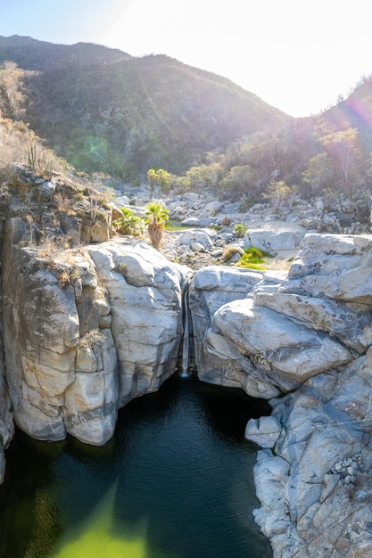 Luftaufnahme des Wasserfalls Zorro Canyon in der ökologischen Ranch Sol De Mayo in BCS, Mexiko