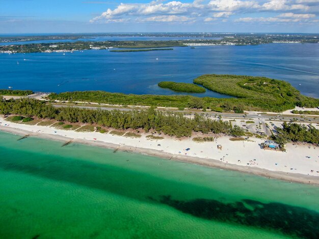 Luftaufnahme des weißen Sandstrandes von Coquina Beach und des türkisfarbenen Wassers in Anna Maria Island Florida USA