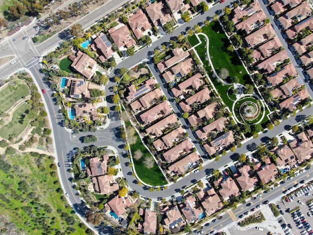 Luftaufnahme des Wohnunterteilungshauses South California. Zersiedelung der Städte