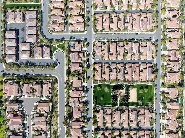 Luftaufnahme des Wohnunterteilungshauses South California. Zersiedelung der Städte