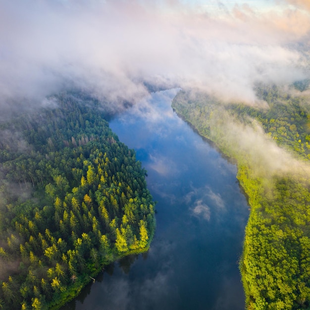 Foto luftaufnahme des wunderschönen sees