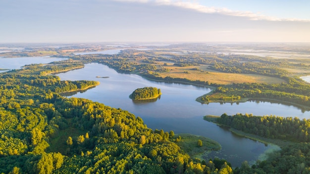 Foto luftaufnahme des wunderschönen sees