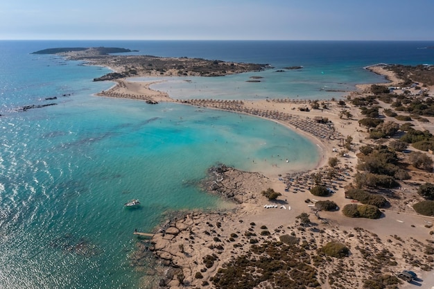 Luftaufnahme des wunderschönen tropischen Sandstrandes mit türkisfarbenem Wasser, Strand von Elafonisi, Kreta, Griechenland