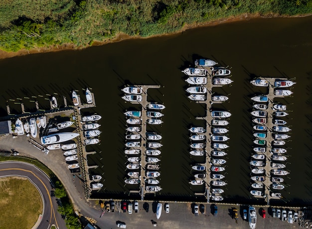 Luftaufnahme des Yachthafens im Pier-Schnellboot