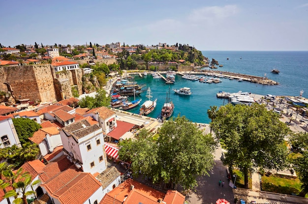 Luftaufnahme des Yachthafens und der roten Hausdächer in der Altstadt im Zeitraffer Antalya Türkei