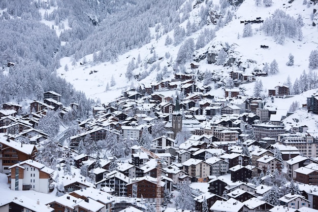 Luftaufnahme des Zermatter Tals und des Matterhorn-Gipfels in der Abenddämmerung mit Neuschnee in der Schweiz