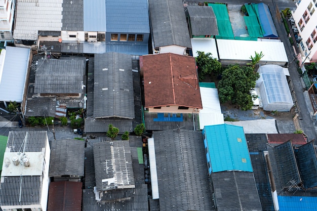 Luftaufnahme einer alten Wohngegend in Bangkok.