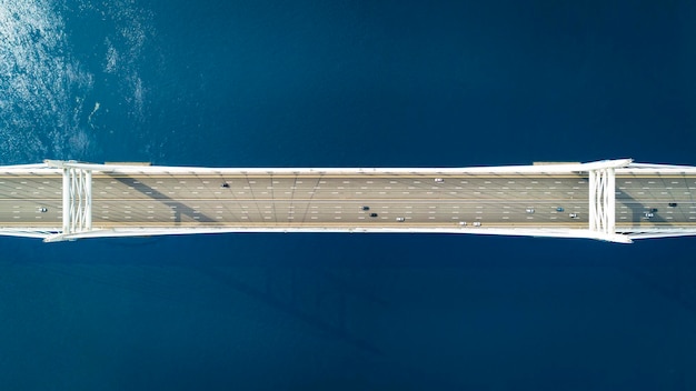 Luftaufnahme einer Autobahn auf der Brücke, die auf schwarzer Schwarz-Weiß-Fotografie isoliert ist