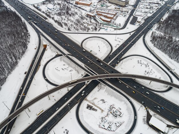 Luftaufnahme einer Autobahnkreuzung Im Winter verschneit.