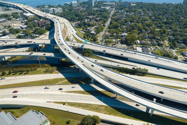 Luftaufnahme einer Autobahnüberführung mit fahrenden Autos und Lastwagen