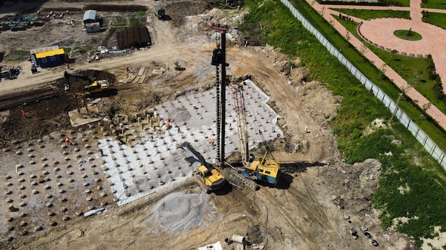 Luftaufnahme einer belebten Industriebaustelle.