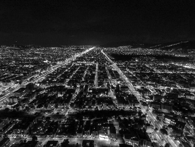 Foto luftaufnahme einer beleuchteten stadt bei nacht