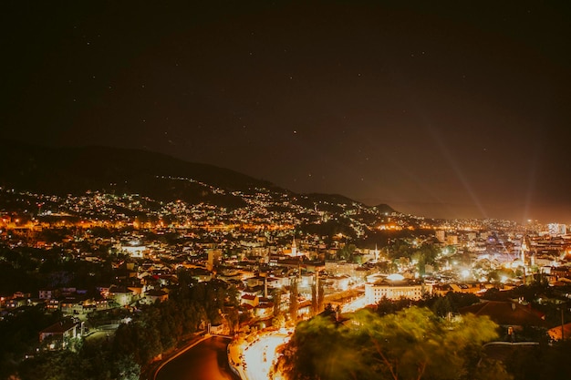 Luftaufnahme einer beleuchteten Stadt bei Nacht