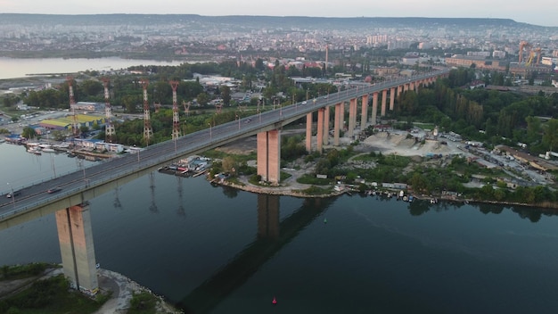 Luftaufnahme einer Brücke über einen großen Fluss mit starkem Verkehr