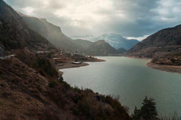 Luftaufnahme einer Drohne an einem grauen, stürmischen Tag über dem Lanuza-Stausee in Huesca Lanuza