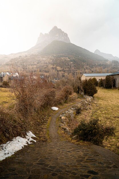 Luftaufnahme einer Drohne an einem grauen, stürmischen Tag über dem Lanuza-Stausee in Huesca Lanuza