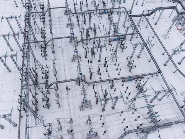 Luftaufnahme einer elektrischen Hochspannungsumspannstation in der Wintersaison