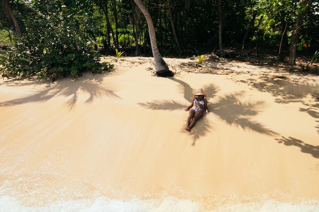 Luftaufnahme einer Frau, die Zeit am Strand verbringt