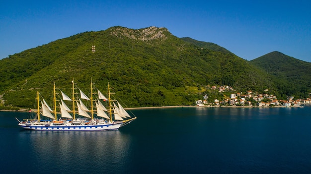 Luftaufnahme einer großen Yacht, die in der Bucht von Kotor schwimmt.