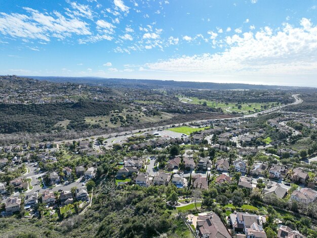 Luftaufnahme einer großflächigen Villa in der wohlhabenden Wohnstadt Carlsbad, Südkalifornien, USA