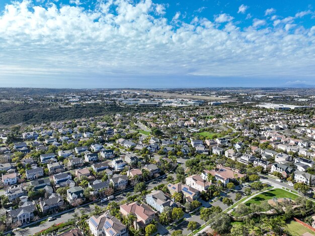 Luftaufnahme einer großflächigen Villa in der wohlhabenden Wohnstadt Carlsbad, Südkalifornien, USA