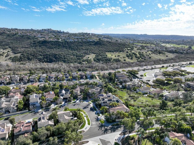 Luftaufnahme einer großflächigen Villa in der wohlhabenden Wohnstadt Carlsbad, Südkalifornien, USA