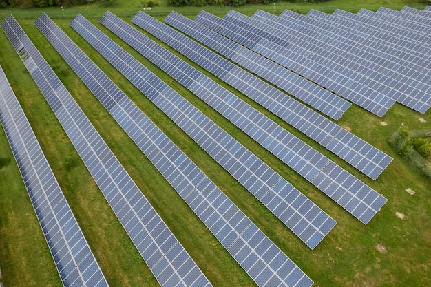 Luftaufnahme einer Gruppe von Photovoltaik-Solarmodulen auf dem Land