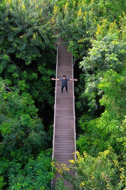 Luftaufnahme einer hölzernen Brücke im Wald in Bangkok