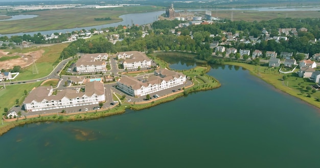 Luftaufnahme einer kleinen amerikanischen Wohnsiedlung in der Nähe des Teiches in Sayreville, New Jersey, USA